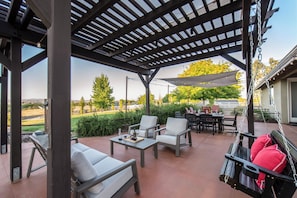Outdoor dining - 360 degree vineyard views on 2 acres, patio, outdoor kitchen, game-room, dogs ok (Paso Robles)