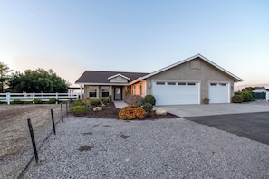 Exterior - 360 degree vineyard views on 2 acres, patio, outdoor kitchen, game-room, dogs ok (Paso Robles)