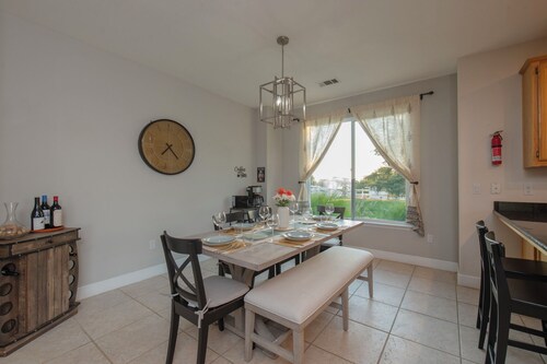 360 degree vineyard views on 2 acres, patio, outdoor kitchen, game-room, dogs ok