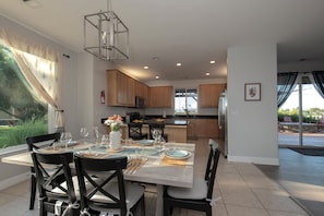 Dining - 360 degree vineyard views on 2 acres, patio, outdoor kitchen, game-room, dogs ok (Paso Robles)