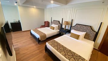 Family Studio Suite | Desk, laptop workspace, iron/ironing board, WiFi (free)