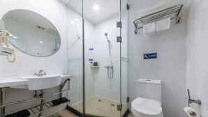 Chambre Standard double | Salle de bain | Douche, séchoir à cheveux, serviettes fournies, savon