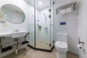 Habitación doble estándar | Baño | Regadera, secadora de cabello, toallas, jabón 