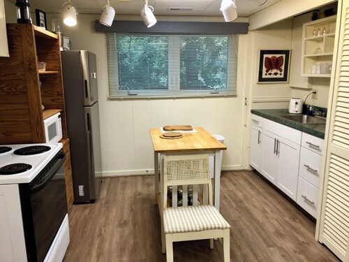 Cozy 1-bedroom apartment in delightful Richmond Western Henrico County with AC
