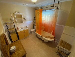 Bidet, Handtücher, Seife, Toilettenpapier