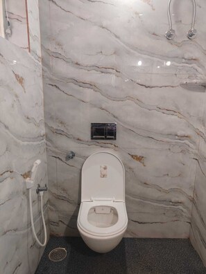 Quarto standard | Banheiro | Chuveiro, toalhas de banho, sabonete, shampoo
