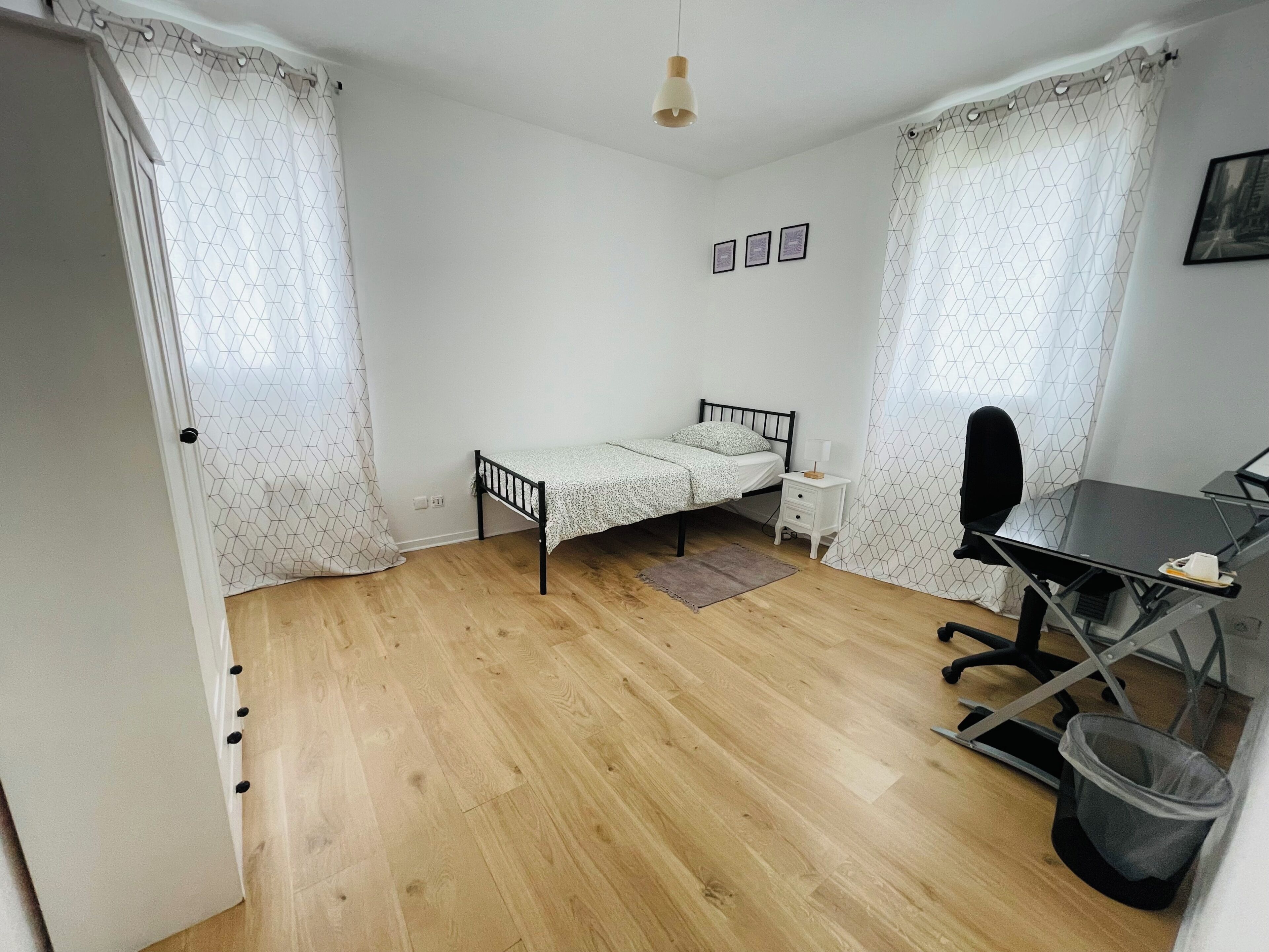 1 chambre, bureau, fer et planche à repasser, Wi-Fi gratuit