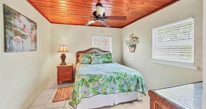 Cozy Englewood Cottage - 5min to Beach!