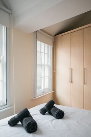 A bedroom with a bed, a window with blinds, and a wardrobe. - Two Bedrooms Flat Near Big Ben & Westminster Abbey (London)