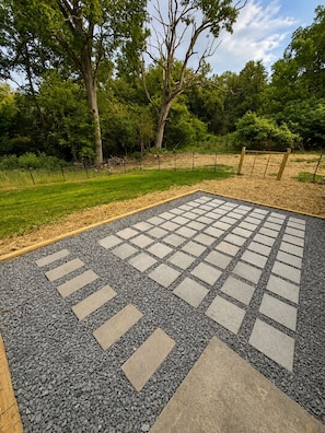 A paved area with a grid pattern, surrounded by grass and trees. - The Stone House • 5 Min to JMU • Fenced Yard • Peaceful Retreat No Neighbors (Harrisonburg)
