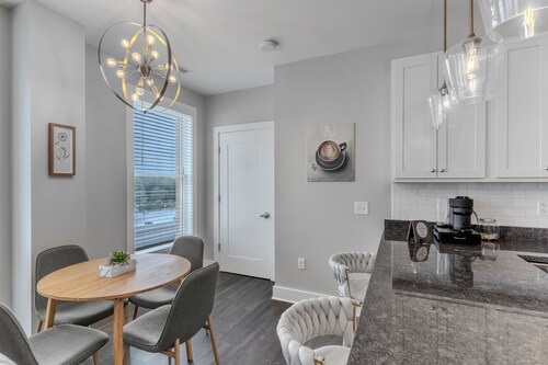 Skyview Sanctuary-Sunlit 2BR/2BA w/ Coffee & Games