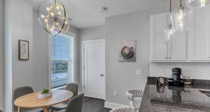 Skyview Sanctuary-Sunlit 2BR/2BA w/ Coffee & Games