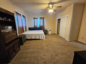 2 bedrooms, iron/ironing board, free WiFi, bed sheets - Charming 2-bedroom house in tranquil Lewistown with AC, heating, and wifi (Lewistown)