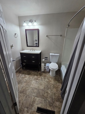 Hair dryer, towels, soap, shampoo - Charming 2-bedroom house in tranquil Lewistown with AC, heating, and wifi (Lewistown)