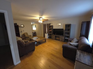 Smart TV, fireplace - Charming 2-bedroom house in tranquil Lewistown with AC, heating, and wifi (Lewistown)