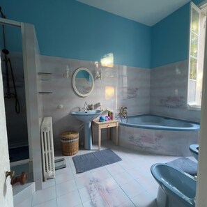 Dusche, Haartrockner, Bidet, Handtücher
