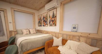 Romantic Tiny Home with HotTub, Firepit, 3 minutes to Bethel