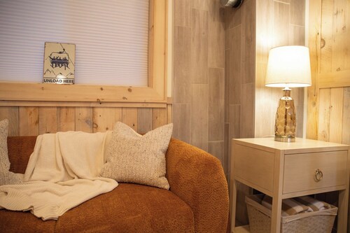 Romantic Tiny Home with HotTub, Firepit, 3 minutes to Bethel