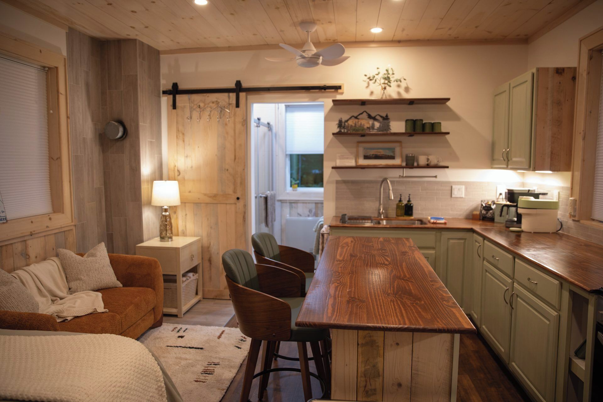 Una cocina acogedora con armarios de madera, una mesa de comedor y una barra.