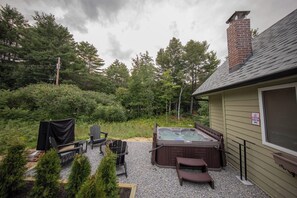 A hot tub area with seating and a sign indicating no glass in hot tub area.