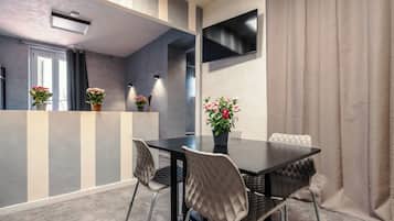 Comfort Apartment | Dining