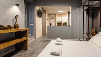Comfort Apartment | In-room safe, iron/ironing board (on request), WiFi (free)