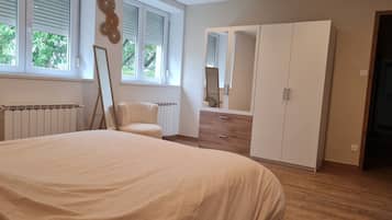2 bedrooms, iron/ironing board, travel crib, WiFi (free)