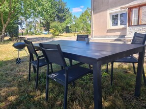 Outdoor dining - Vrbo Property (Trémery)