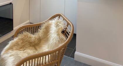Centrally between Ghent & Antwerp, Cosy attic room in a fully private building
