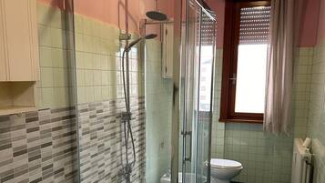 Doccia, asciugacapelli, bidet, asciugamani