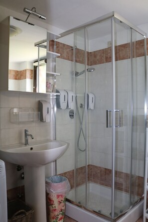 Haartrockner, Bidet, Handtücher, Seife