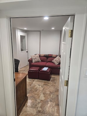 Interior - Private Entrance, 1 Bed Studio, Kitchenette, Big Bath & Closet,Onsite Parking (Downers Grove)