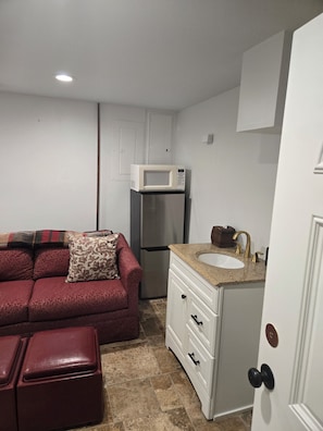 Interior - Private Entrance, 1 Bed Studio, Kitchenette, Big Bath & Closet,Onsite Parking (Downers Grove)