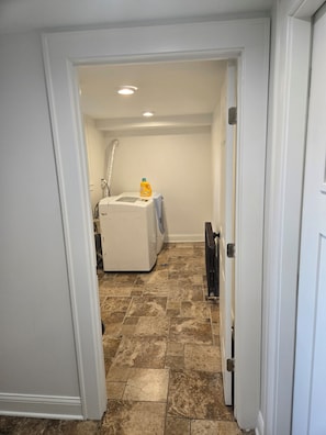 Interior - Private Entrance, 1 Bed Studio, Kitchenette, Big Bath & Closet,Onsite Parking (Downers Grove)