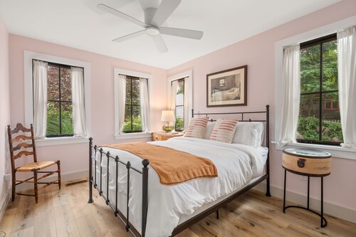 Coastal Retreat in the Heart of Rockport: Walk to Beaches & Bearskin Neck