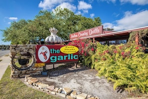 Ein Restaurantschild mit der Aufschrift 'The Garlic' und der Speisekarte 'Pasta, Steaks, Seafood'.