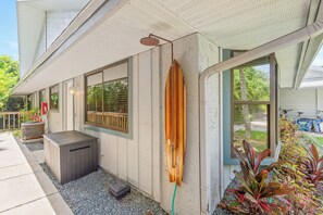 Ein Gebäude mit überdachter Veranda, einem hölzernen Boot und einem Whirlpool.