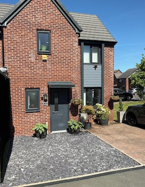 Exterior - House Sleeps 5 With Hot Tub and Parking (Liverpool)