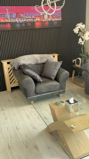 Interior - House Sleeps 5 With Hot Tub and Parking (Liverpool)