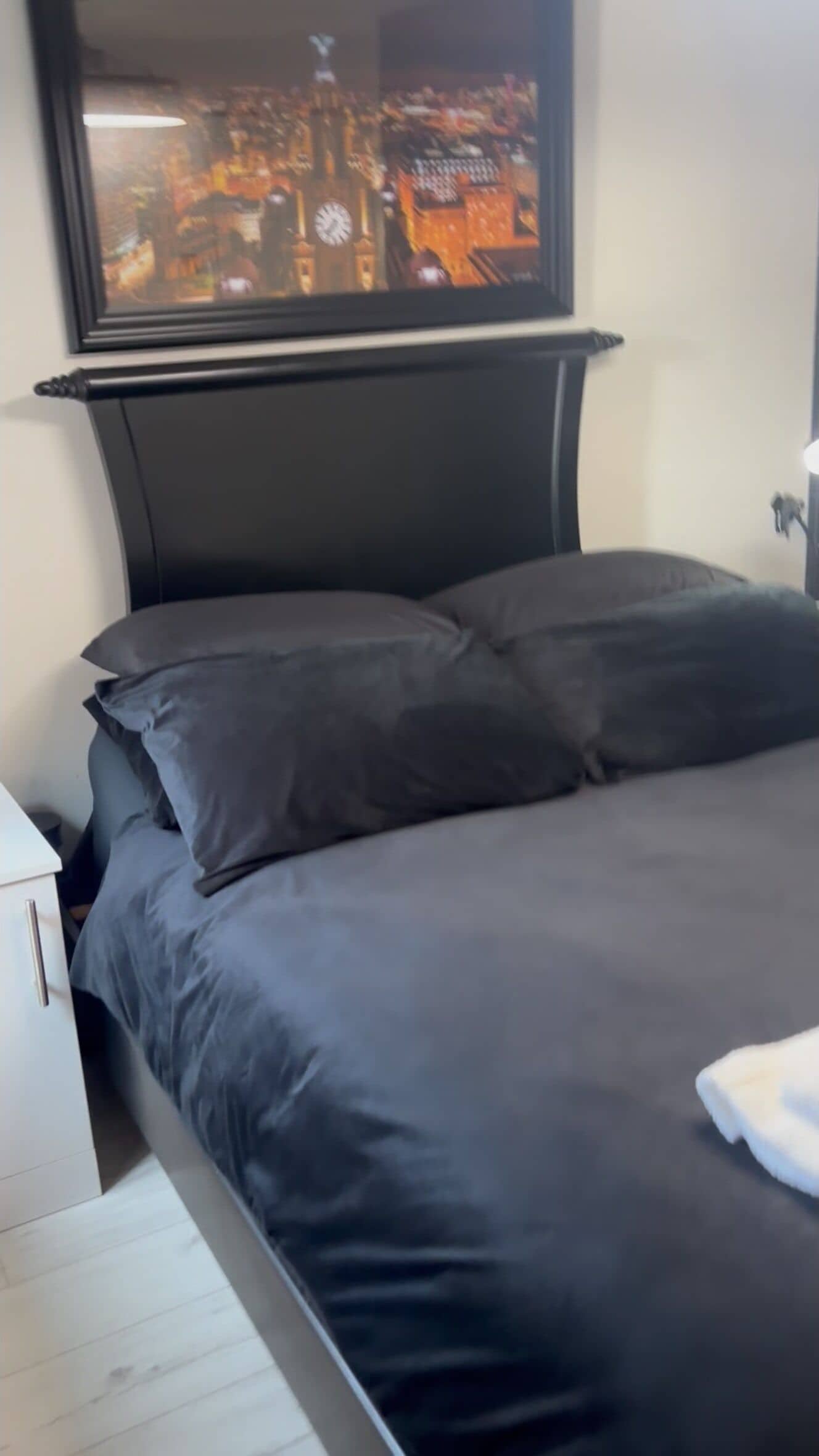 1 habitación, tabla de planchar con plancha, wifi gratis y ropa de cama 