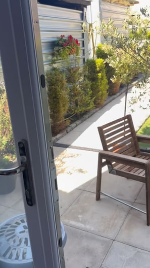 Property grounds - House Sleeps 5 With Hot Tub and Parking (Liverpool)