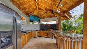 Wasserkocher mit Kaffee-/Teezubehör, Kühlschrank, Mikrowelle, Ofen