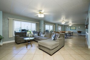 Living area - Beachfront 1BR with pool, sauna, pickleball, and washer/dryer. No Cleaning Fee. (Flagler Beach)