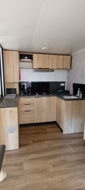 Coffee/tea maker, fridge, microwave, oven - BRIGHT MOBILE HOME RENTAL FOR 6 PEOPLE AT CAMPING BOISE IN PIRIAC-SUR-MER (Piriac-sur-Mer)