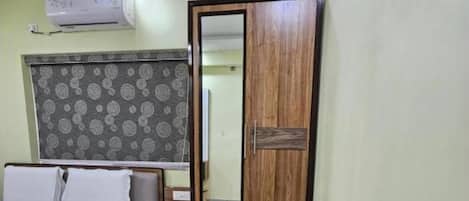 Deluxe Room | Desk, laptop workspace, WiFi (free)
