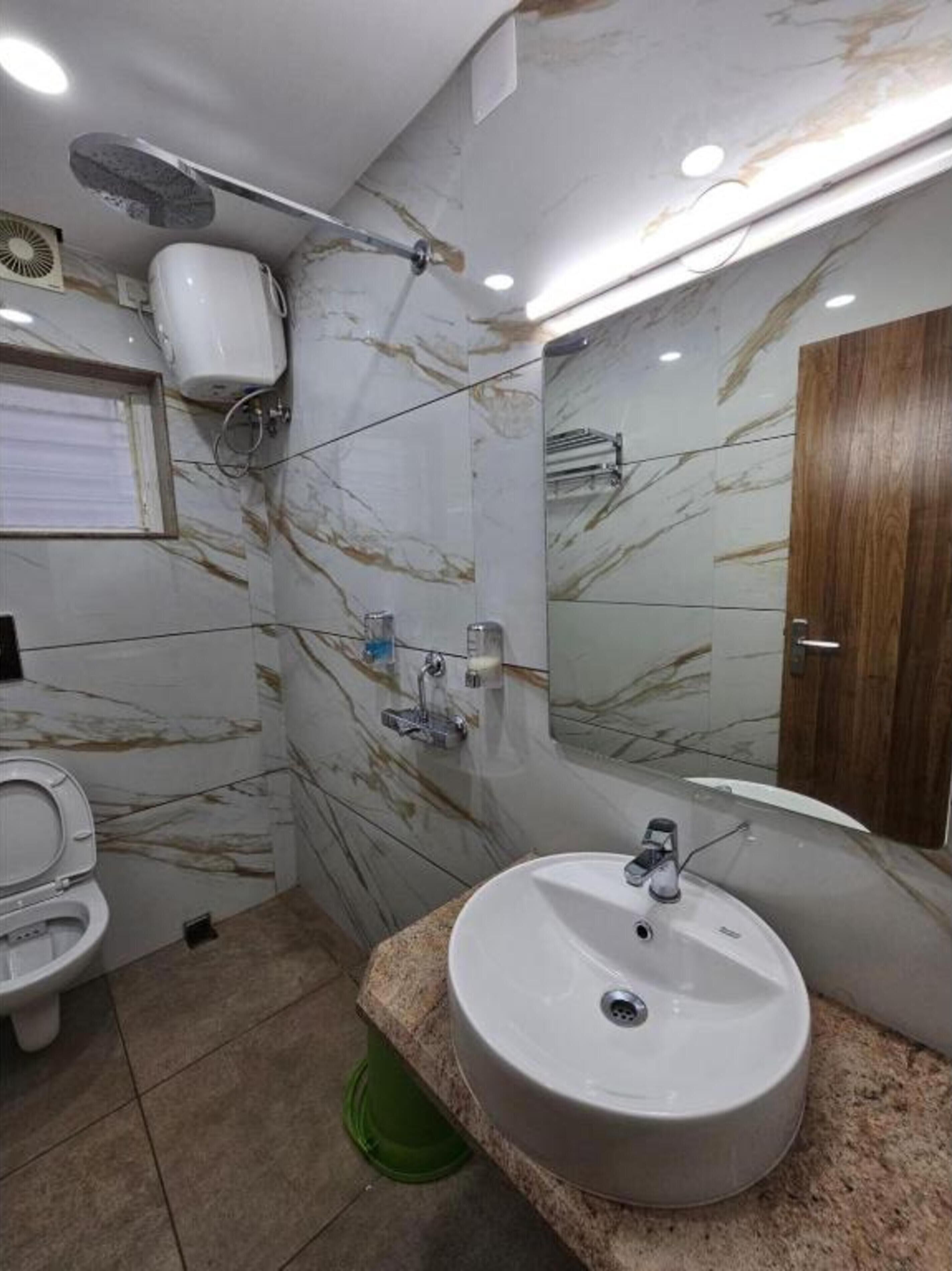 Deluxe Room | Bathroom | Shower, free toiletries, towels, soap