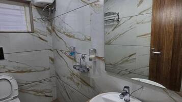 Deluxe Room | Bathroom | Shower, free toiletries, towels, soap