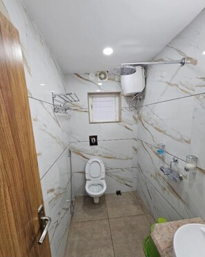 Dusche, kostenlose Toilettenartikel, Handtücher, Seife