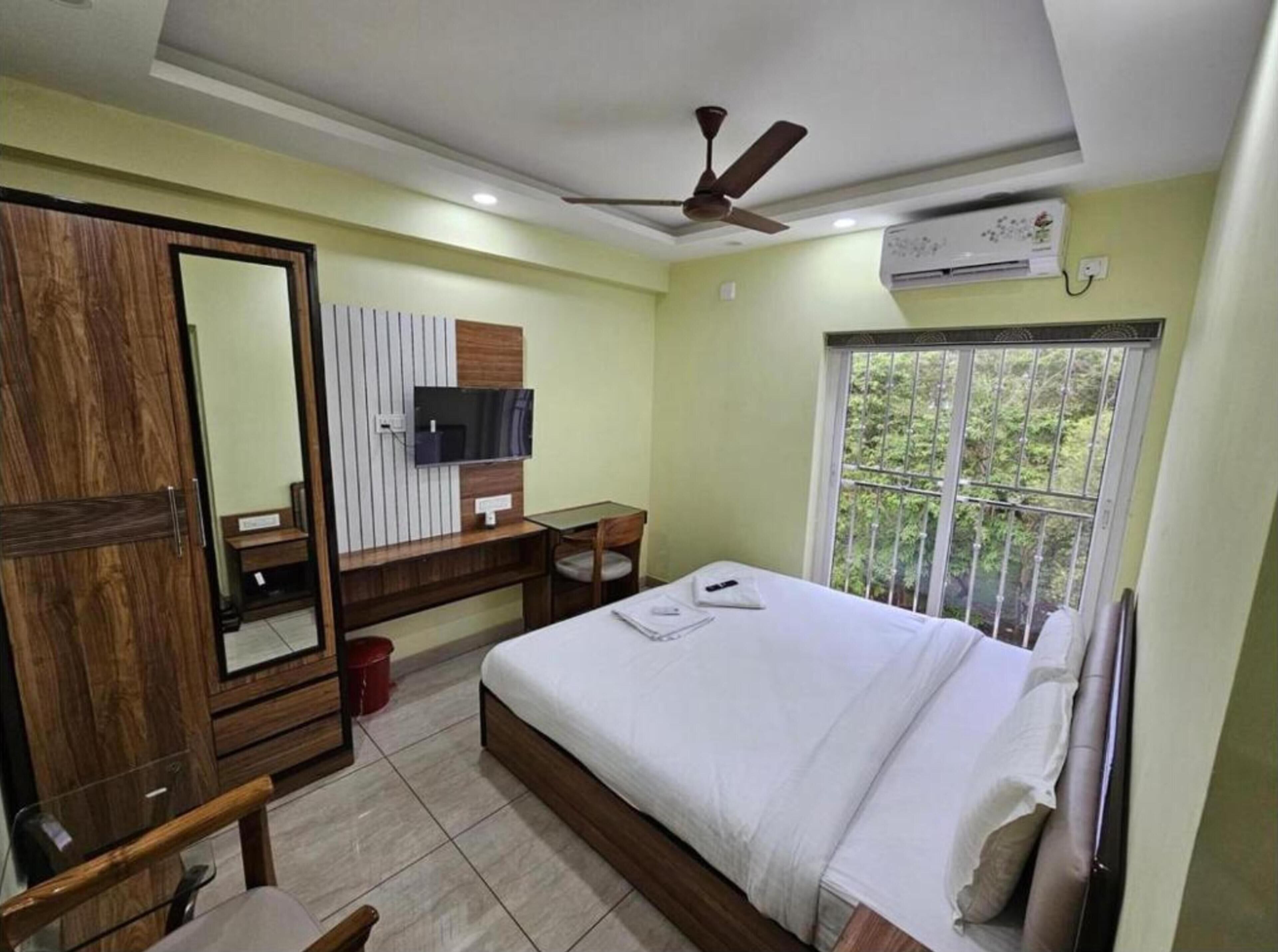 Deluxe Room | Desk, laptop workspace, WiFi (free)