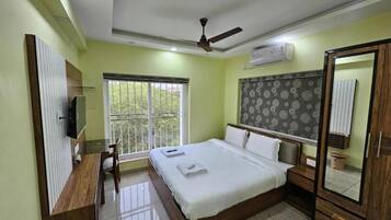 Deluxe Room | Desk, laptop workspace, WiFi (free)